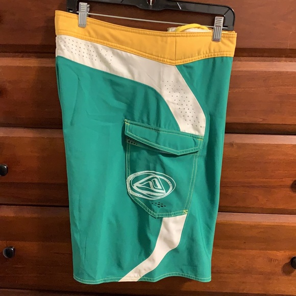 Men's Reef Board Shorts size 38 - Picture 2 of 3